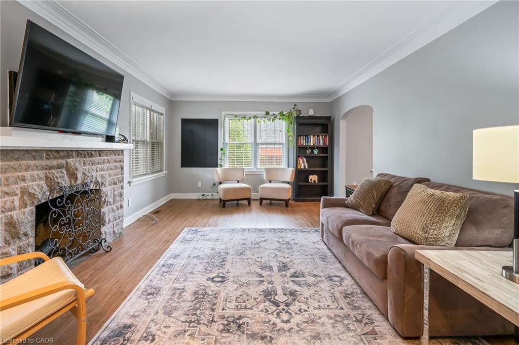 5201 Valley Way, Niagara Falls, ON - Indoor Photo Showing Living Room With Fireplace