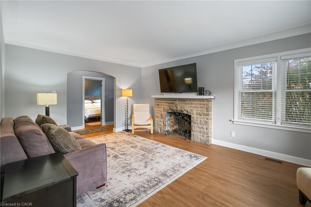 5201 Valley Way, Niagara Falls, ON - Indoor Photo Showing Living Room With Fireplace