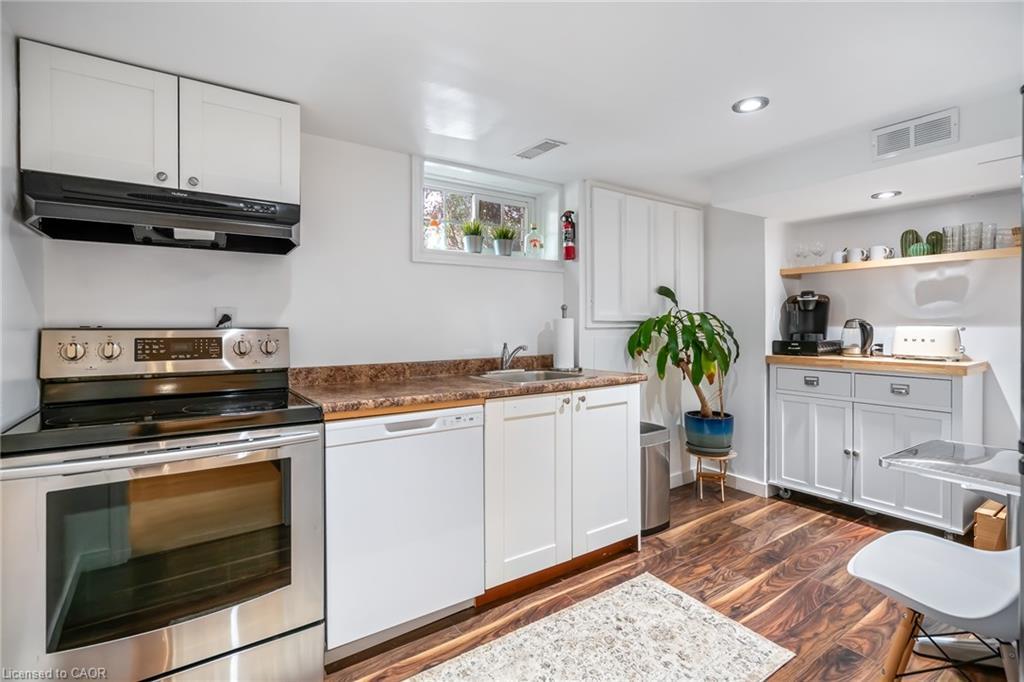 5201 Valley Way, Niagara Falls, ON - Indoor Photo Showing Kitchen