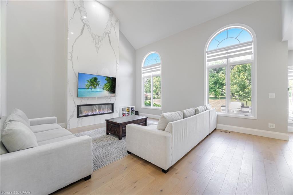 4 Deer View Ridge, Puslinch, ON - Indoor Photo Showing Living Room With Fireplace