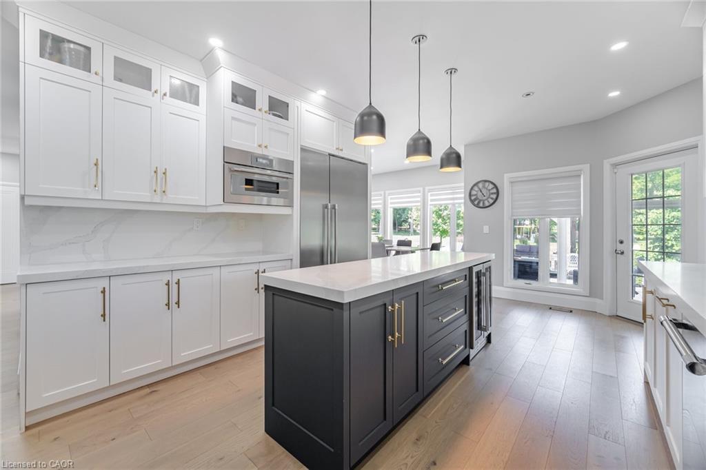 4 Deer View Ridge, Puslinch, ON - Indoor Photo Showing Kitchen With Upgraded Kitchen