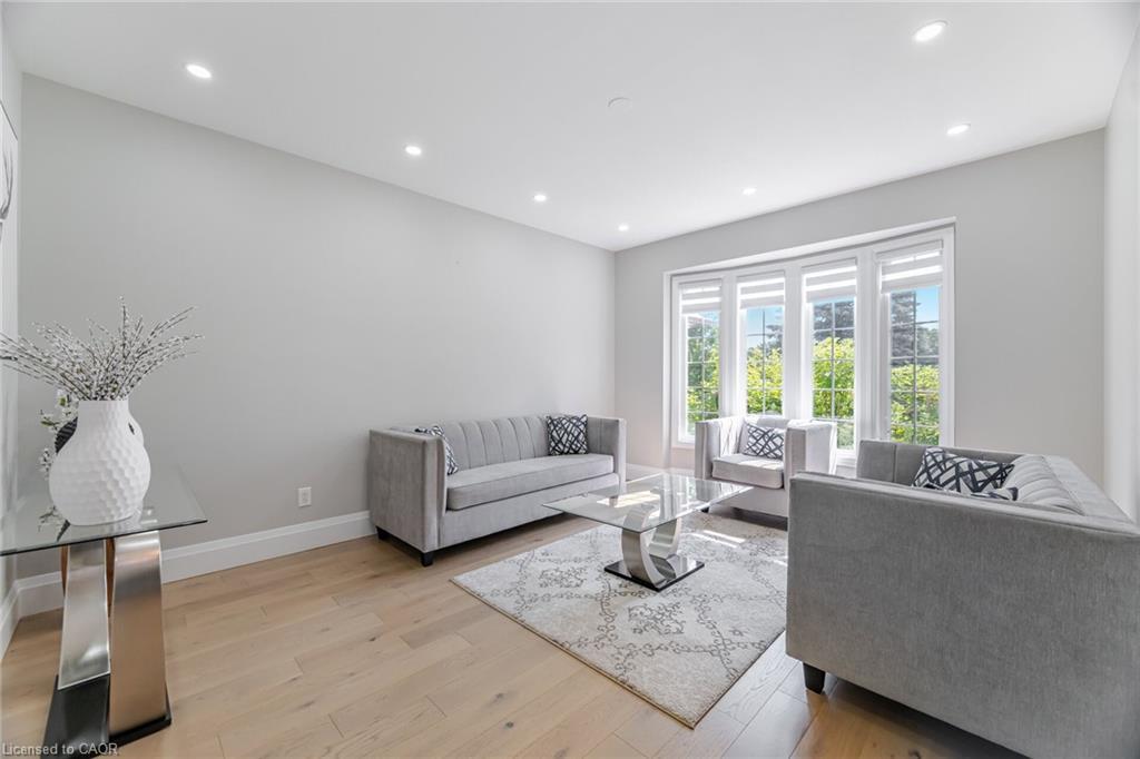 4 Deer View Ridge, Puslinch, ON - Indoor Photo Showing Living Room