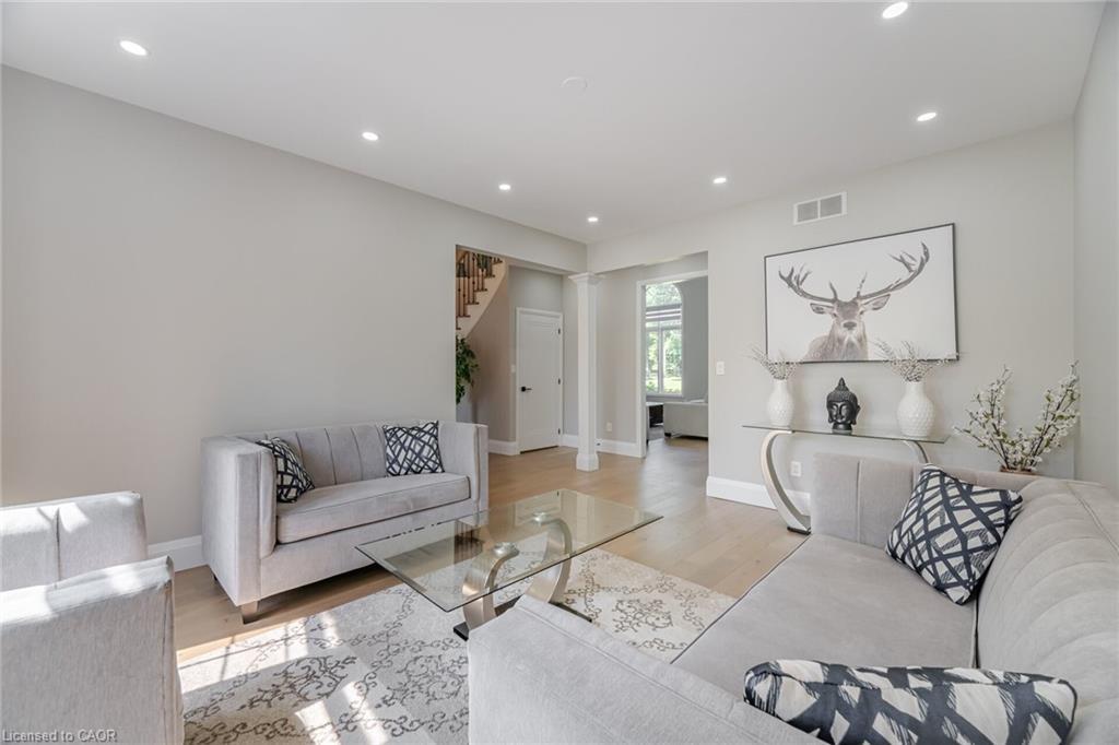 4 Deer View Ridge, Puslinch, ON - Indoor Photo Showing Living Room