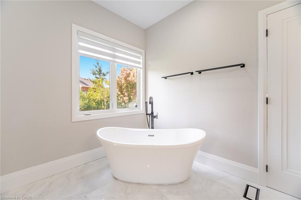 4 Deer View Ridge, Puslinch, ON - Indoor Photo Showing Bathroom