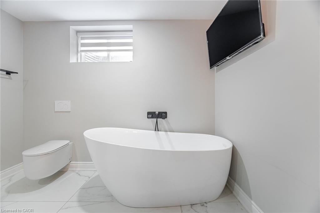 4 Deer View Ridge, Puslinch, ON - Indoor Photo Showing Bathroom