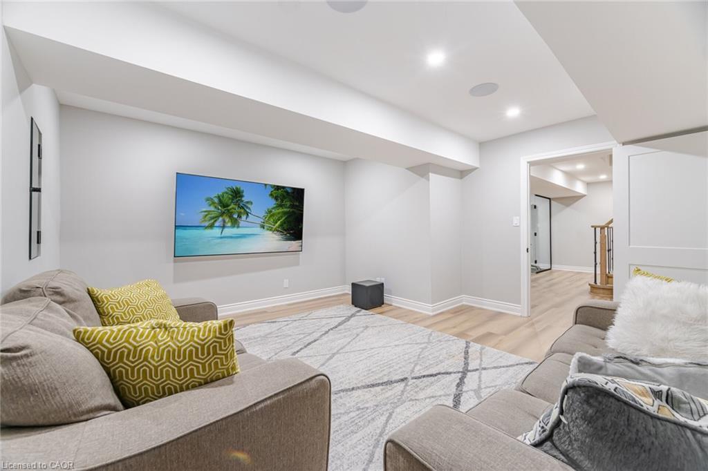 4 Deer View Ridge, Puslinch, ON - Indoor Photo Showing Living Room
