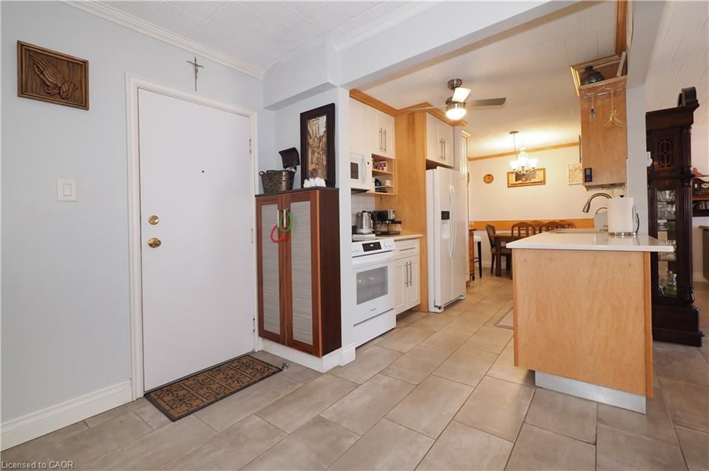 105-71 Vanier Drive, Kitchener, ON - Indoor Photo Showing Kitchen