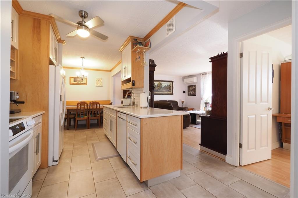 105-71 Vanier Drive, Kitchener, ON - Indoor Photo Showing Kitchen
