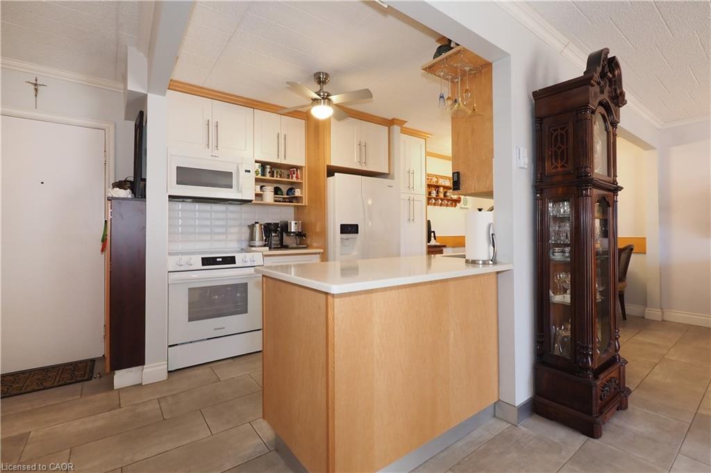 105-71 Vanier Drive, Kitchener, ON - Indoor Photo Showing Kitchen