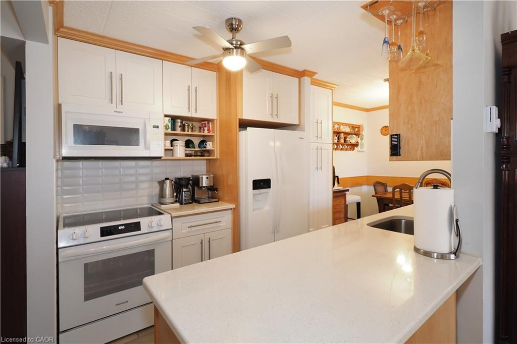 105-71 Vanier Drive, Kitchener, ON - Indoor Photo Showing Kitchen