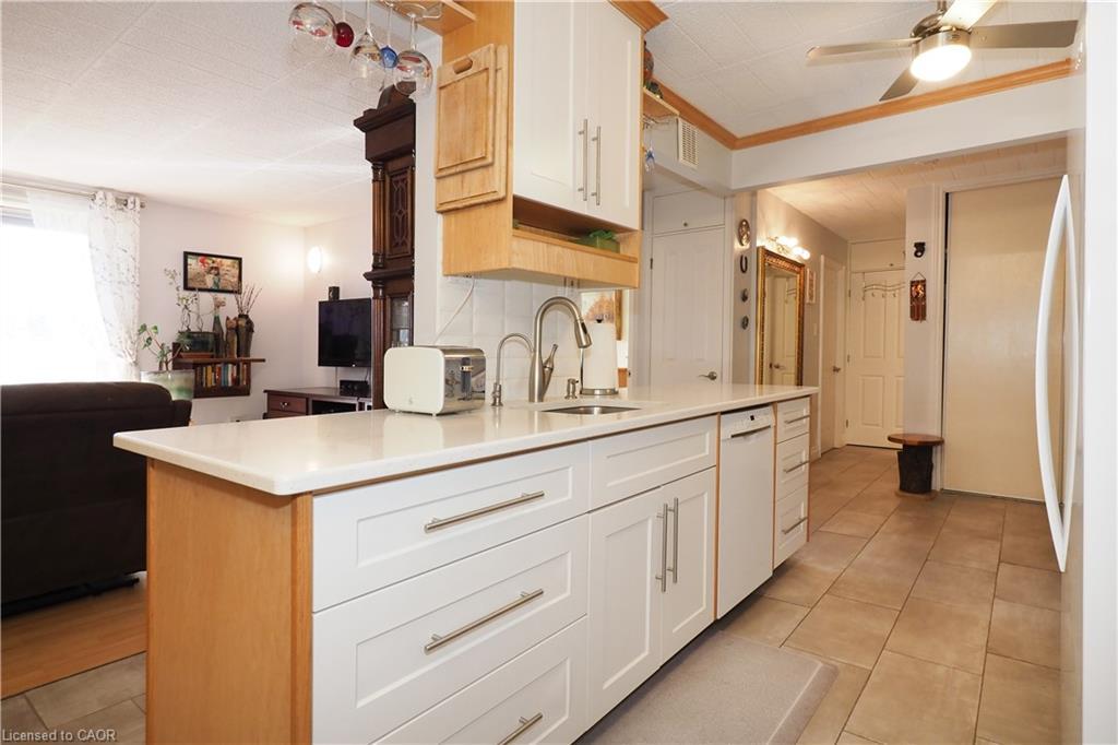 105-71 Vanier Drive, Kitchener, ON - Indoor Photo Showing Kitchen
