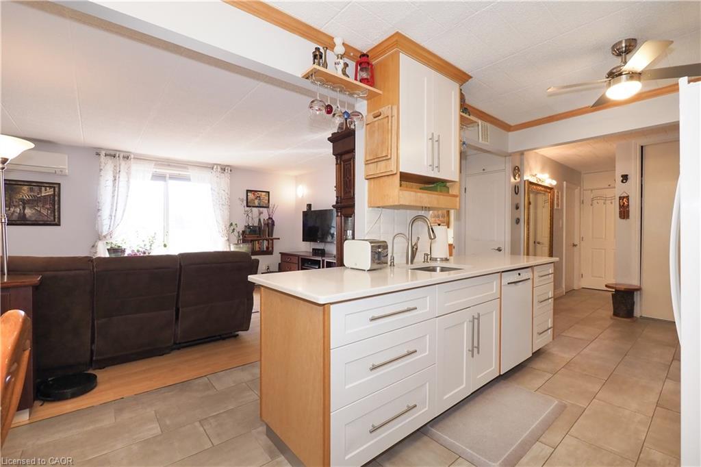 105-71 Vanier Drive, Kitchener, ON - Indoor Photo Showing Kitchen
