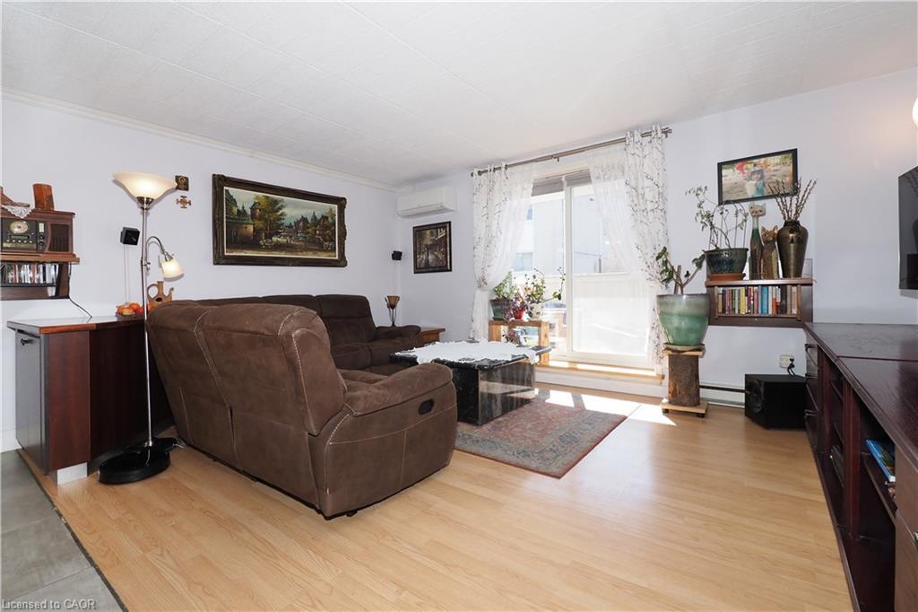 105-71 Vanier Drive, Kitchener, ON - Indoor Photo Showing Living Room