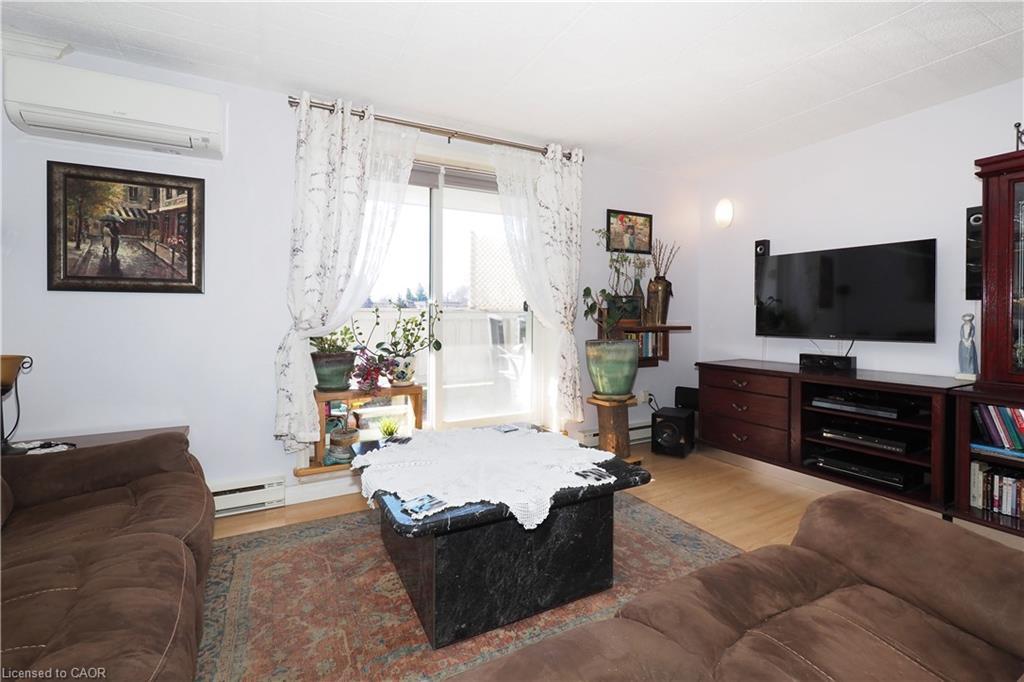 105-71 Vanier Drive, Kitchener, ON - Indoor Photo Showing Living Room