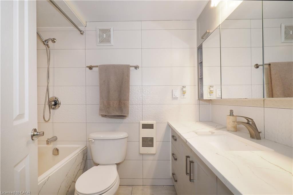 105-71 Vanier Drive, Kitchener, ON - Indoor Photo Showing Bathroom
