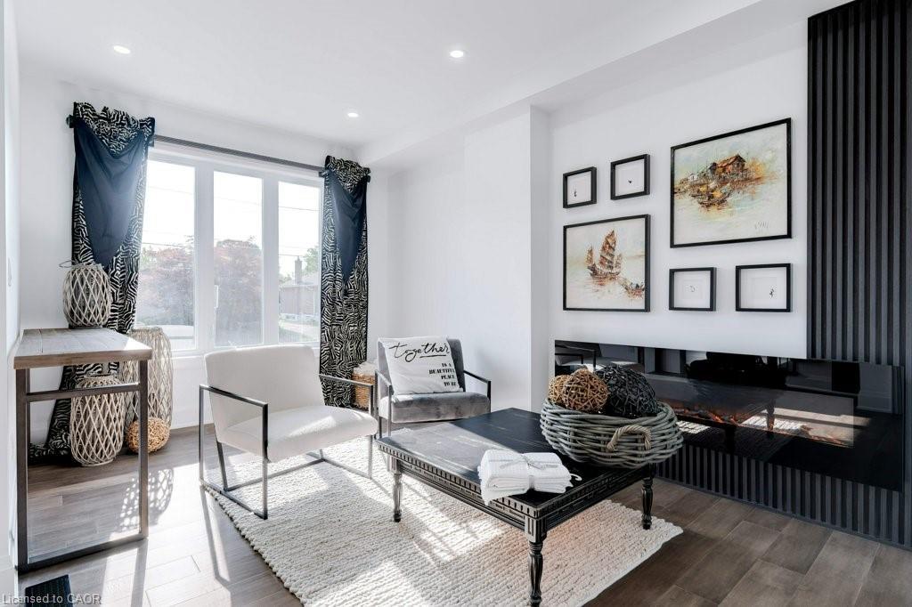 38 East 16Th Street, Hamilton, ON - Indoor Photo Showing Living Room