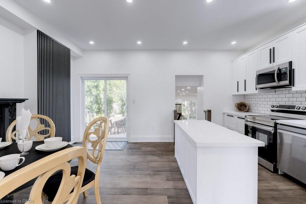 38 East 16Th Street, Hamilton, ON - Indoor Photo Showing Kitchen With Upgraded Kitchen