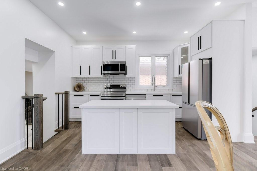 38 East 16Th Street, Hamilton, ON - Indoor Photo Showing Kitchen With Upgraded Kitchen