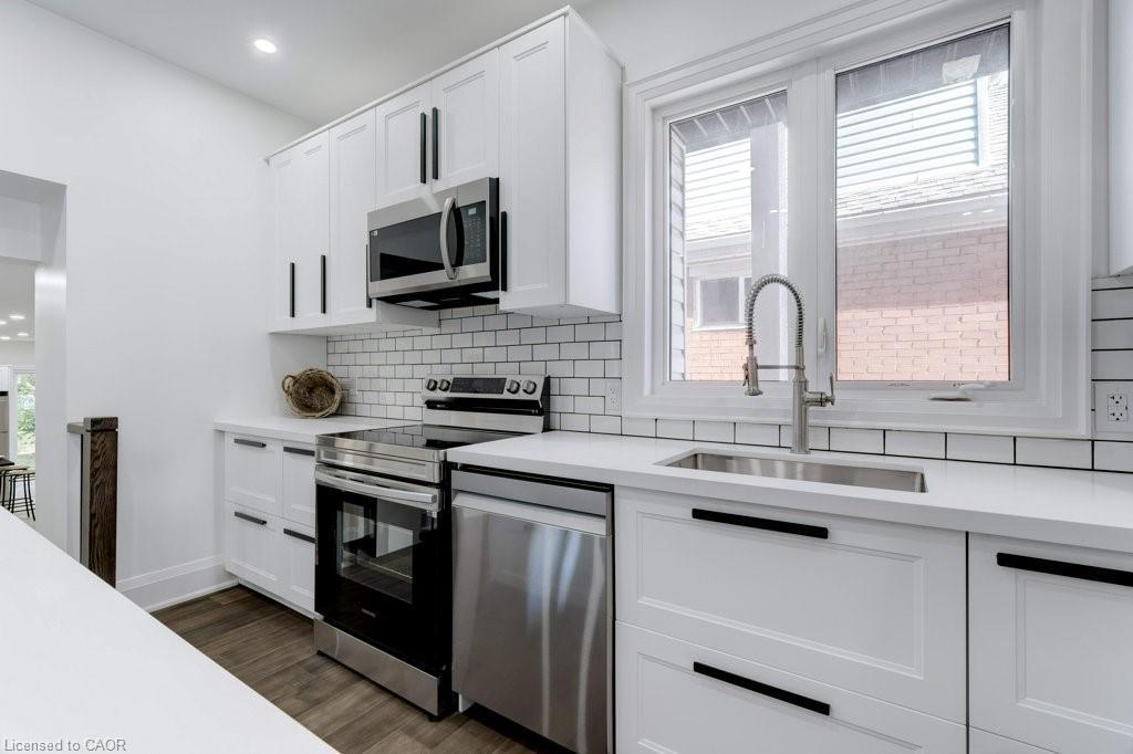 38 East 16Th Street, Hamilton, ON - Indoor Photo Showing Kitchen With Upgraded Kitchen