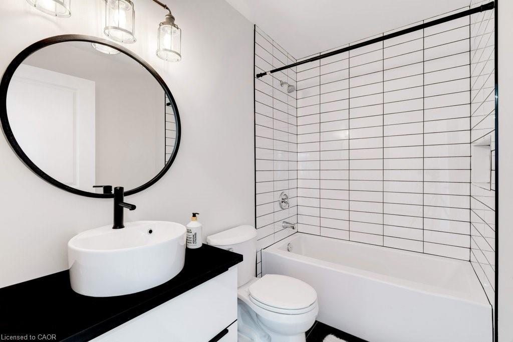 38 East 16Th Street, Hamilton, ON - Indoor Photo Showing Bathroom