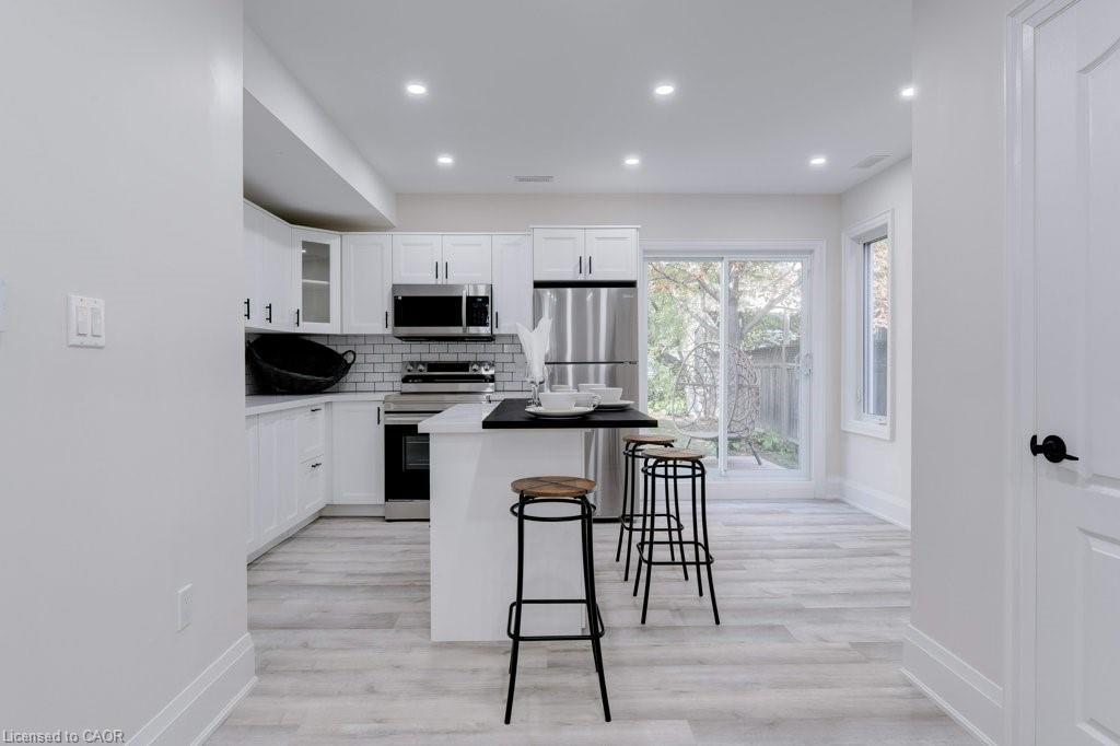 38 East 16Th Street, Hamilton, ON - Indoor Photo Showing Kitchen