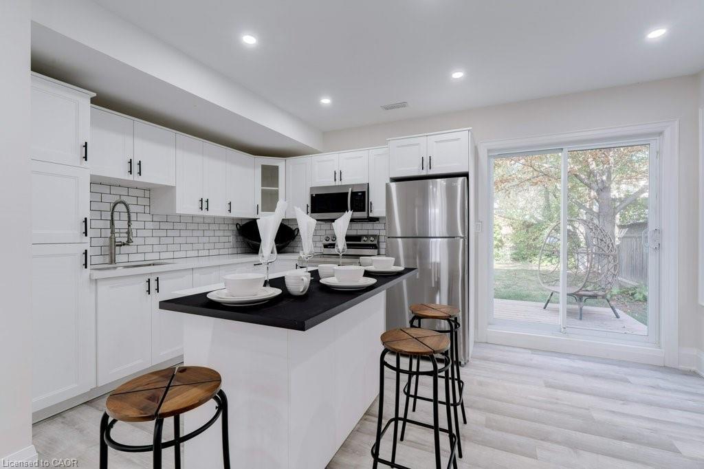 38 East 16Th Street, Hamilton, ON - Indoor Photo Showing Kitchen With Upgraded Kitchen