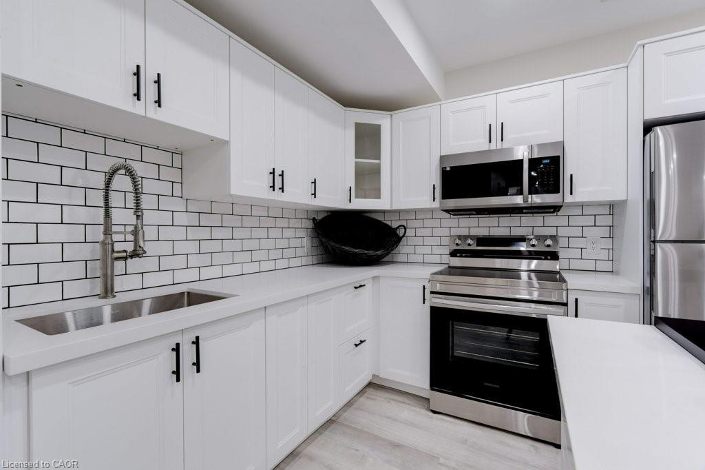 38 East 16Th Street, Hamilton, ON - Indoor Photo Showing Kitchen With Double Sink