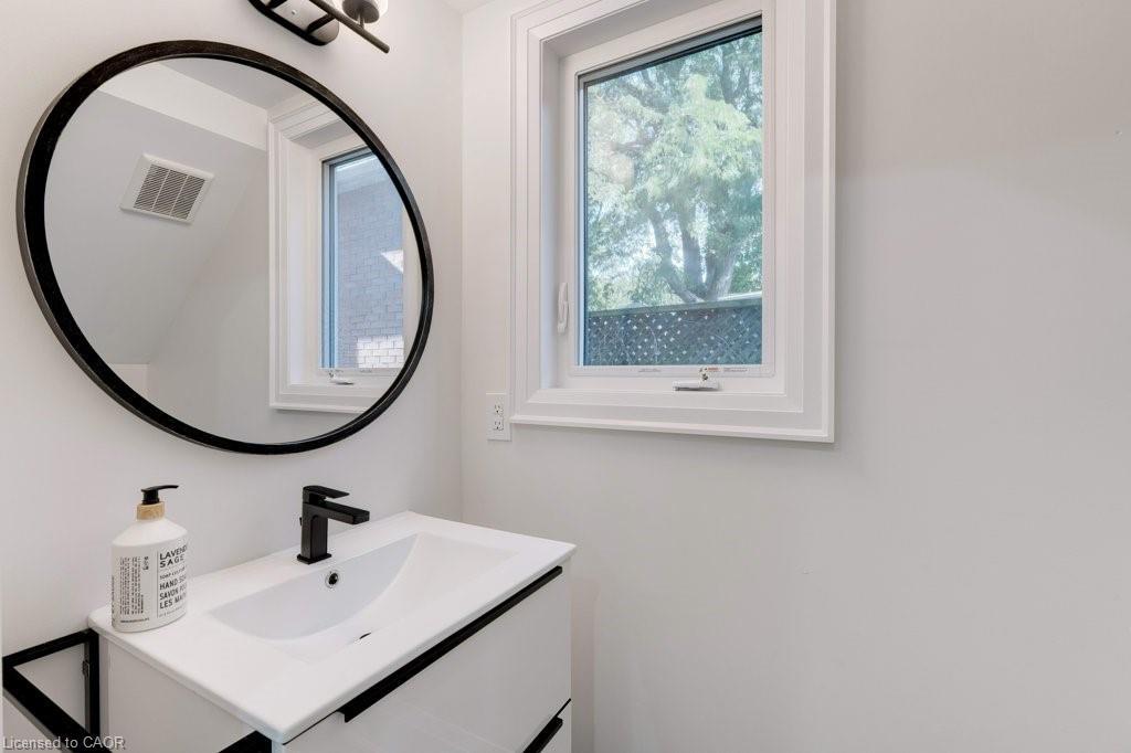 38 East 16Th Street, Hamilton, ON - Indoor Photo Showing Bathroom