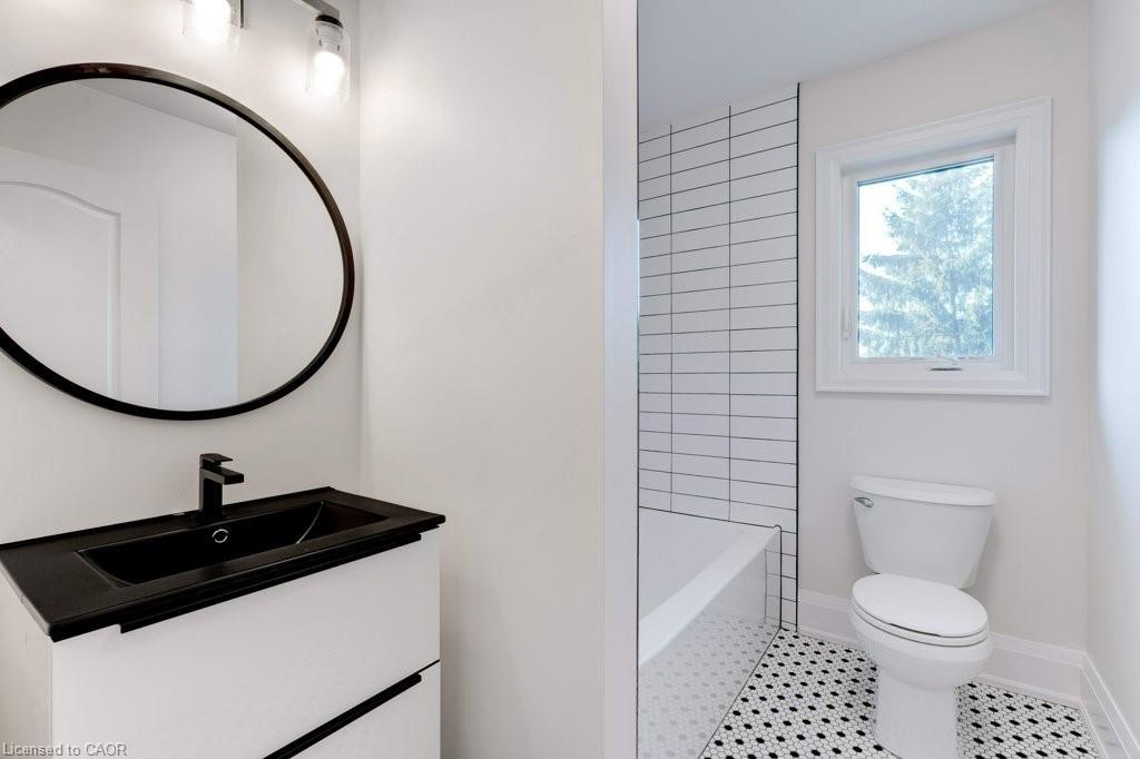 38 East 16Th Street, Hamilton, ON - Indoor Photo Showing Bathroom
