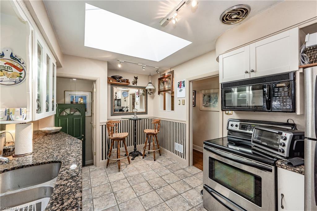 557 Stillwater Crescent, Burlington, ON - Indoor Photo Showing Kitchen