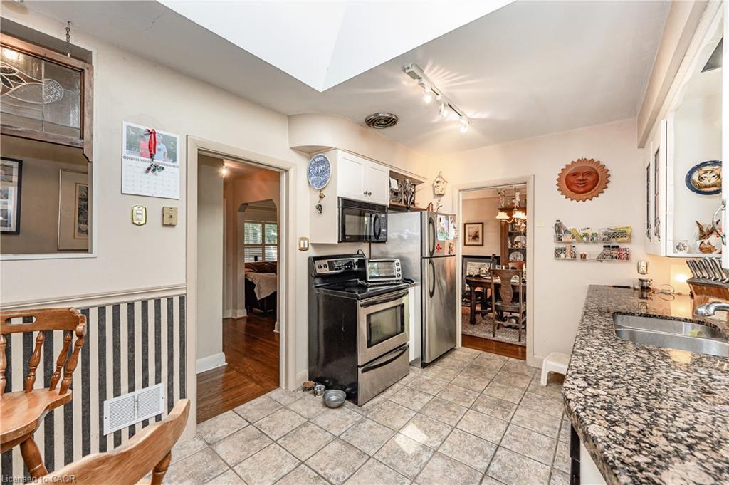 557 Stillwater Crescent, Burlington, ON - Indoor Photo Showing Kitchen With Double Sink