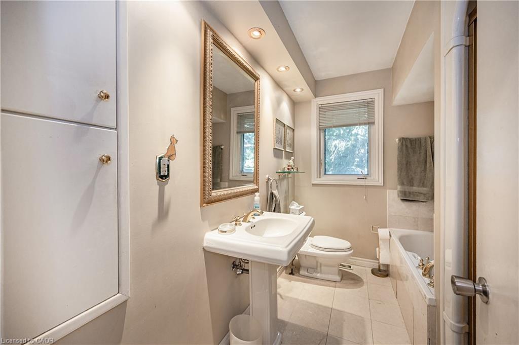 557 Stillwater Crescent, Burlington, ON - Indoor Photo Showing Bathroom