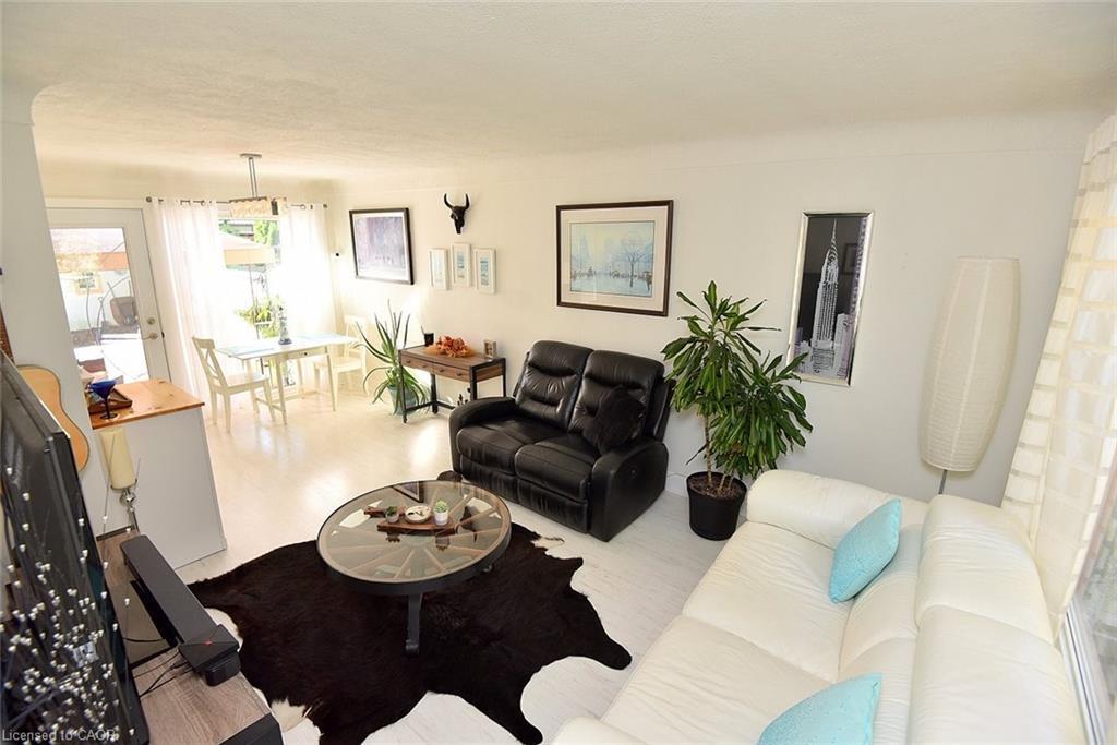 26 Heywood Avenue, St. Catharines, ON - Indoor Photo Showing Living Room