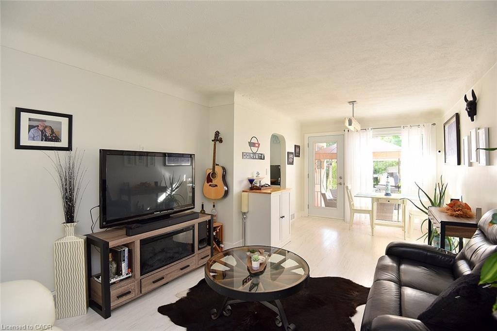 26 Heywood Avenue, St. Catharines, ON - Indoor Photo Showing Living Room
