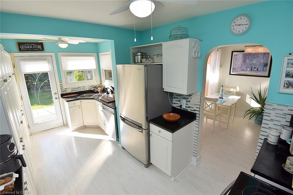 26 Heywood Avenue, St. Catharines, ON - Indoor Photo Showing Kitchen
