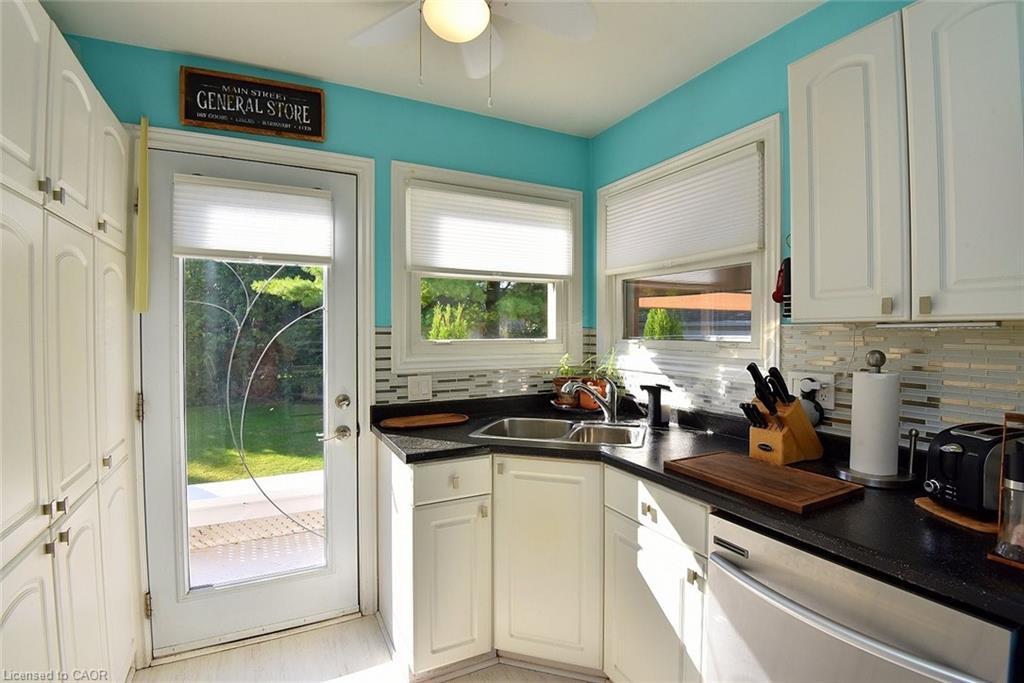 26 Heywood Avenue, St. Catharines, ON - Indoor Photo Showing Kitchen With Double Sink