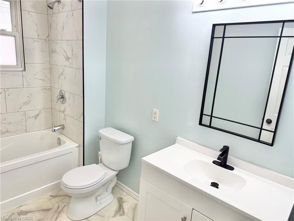 8 Howard Street, Simcoe, ON - Indoor Photo Showing Bathroom