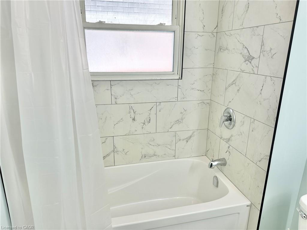 8 Howard Street, Simcoe, ON - Indoor Photo Showing Bathroom