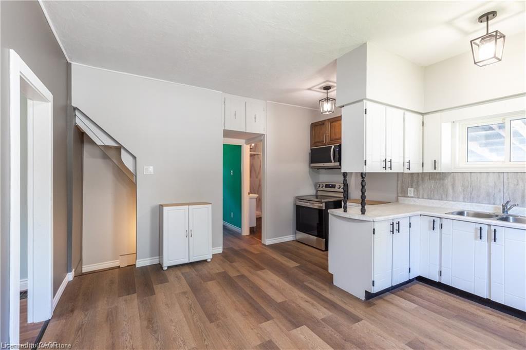 109 Carroll Street, Ingersoll, ON - Indoor Photo Showing Kitchen With Double Sink