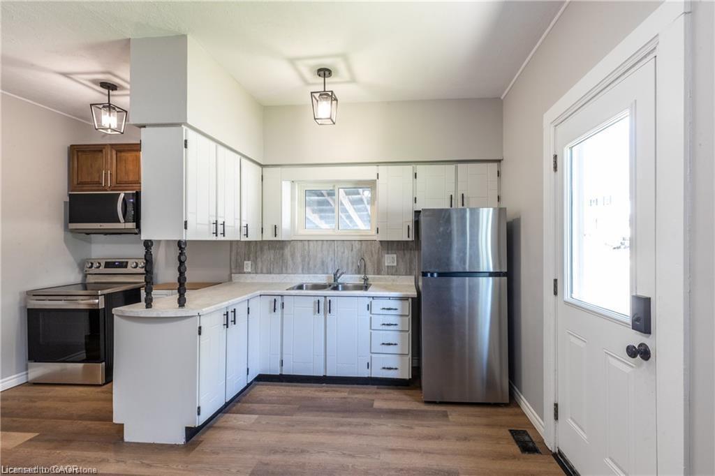 109 Carroll Street, Ingersoll, ON - Indoor Photo Showing Kitchen With Double Sink