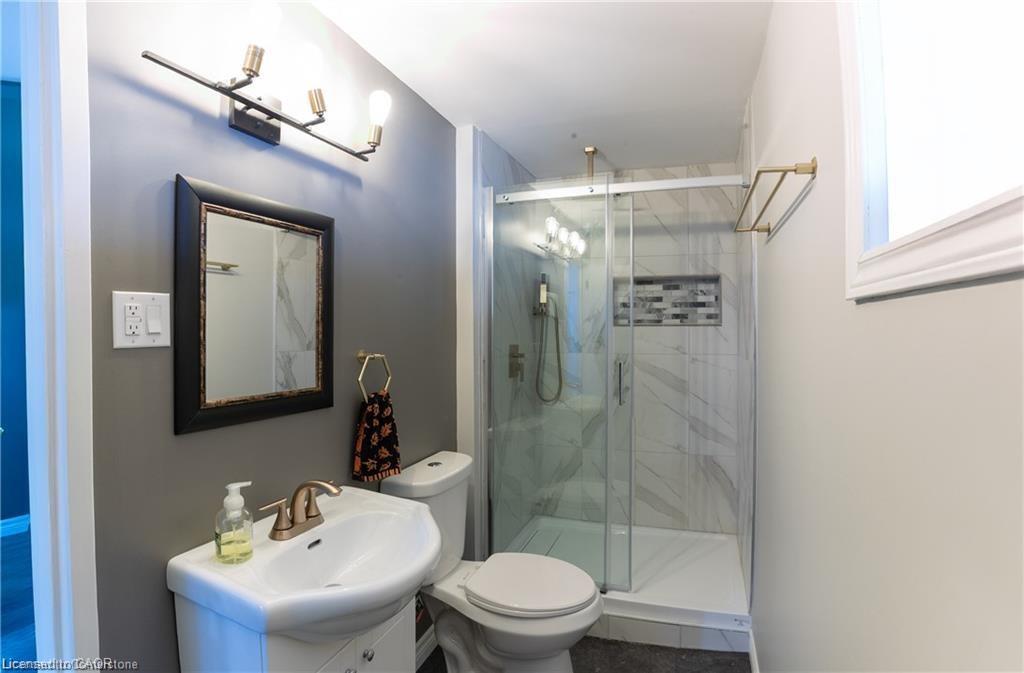 109 Carroll Street, Ingersoll, ON - Indoor Photo Showing Bathroom