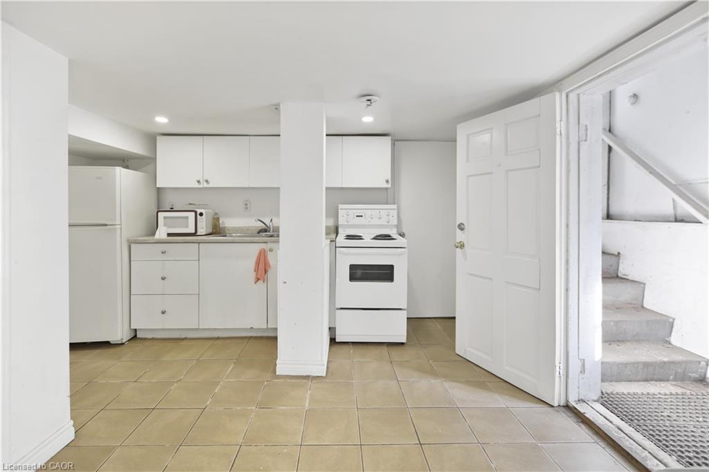 61 Broadway Avenue, Hamilton, ON - Indoor Photo Showing Kitchen