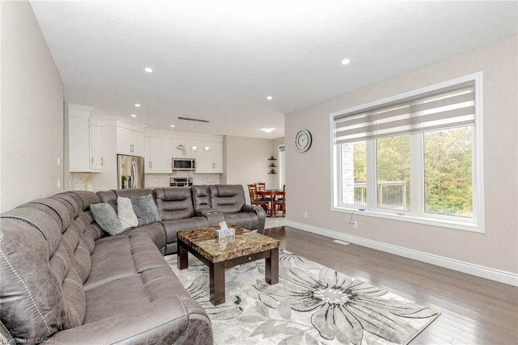 263 Wedgewood Drive, Woodstock, ON - Indoor Photo Showing Living Room