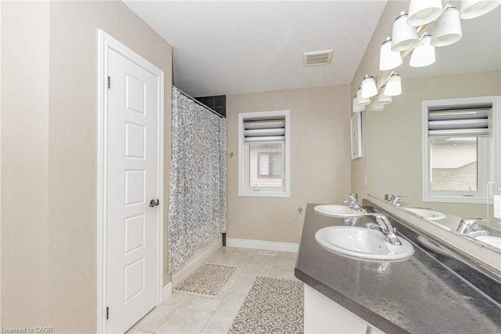 263 Wedgewood Drive, Woodstock, ON - Indoor Photo Showing Bathroom