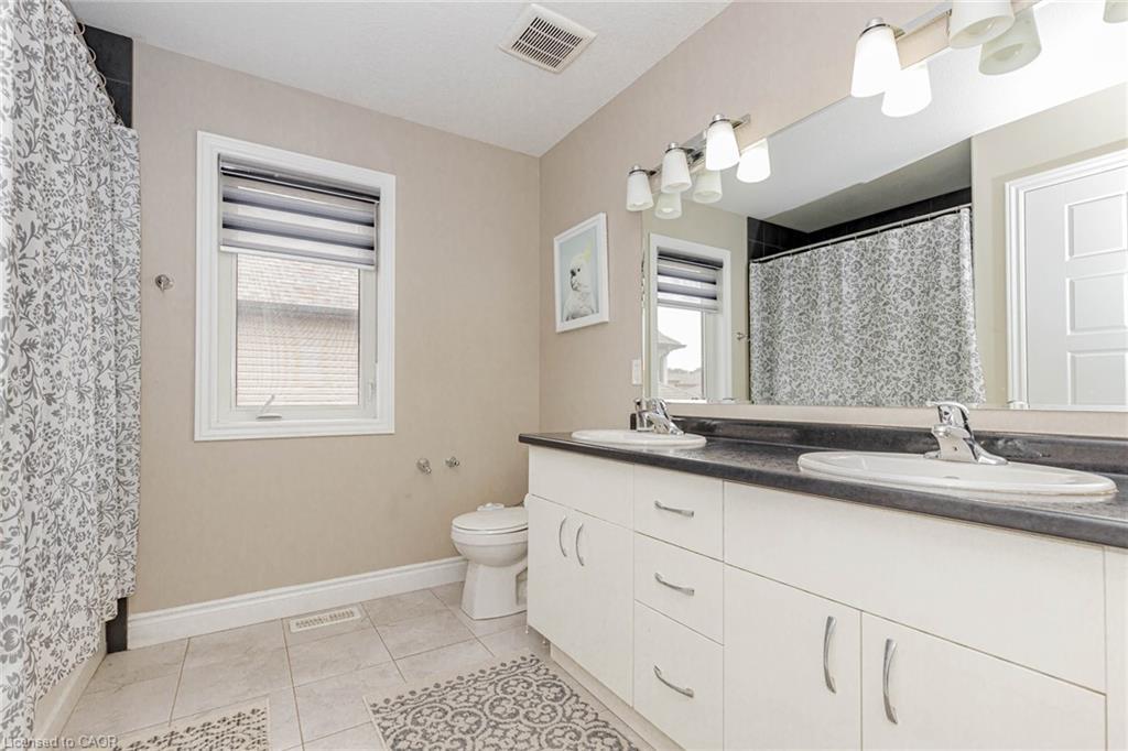 263 Wedgewood Drive, Woodstock, ON - Indoor Photo Showing Bathroom