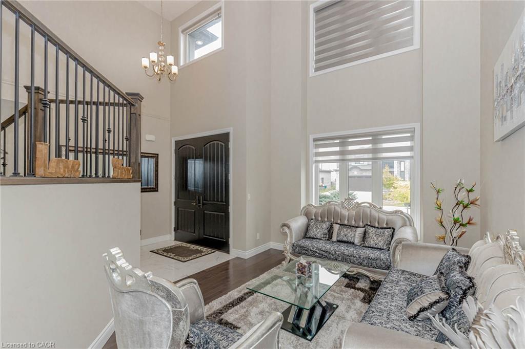 263 Wedgewood Drive, Woodstock, ON - Indoor Photo Showing Living Room