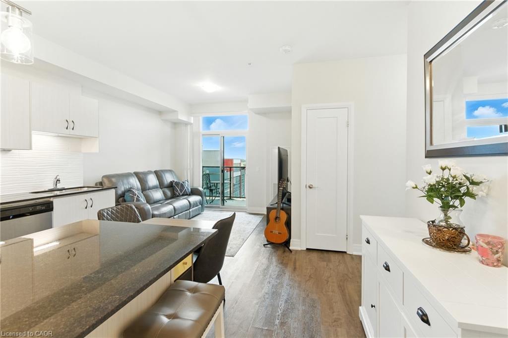 803-16 Concord Place, Grimsby, ON - Indoor Photo Showing Kitchen With Upgraded Kitchen