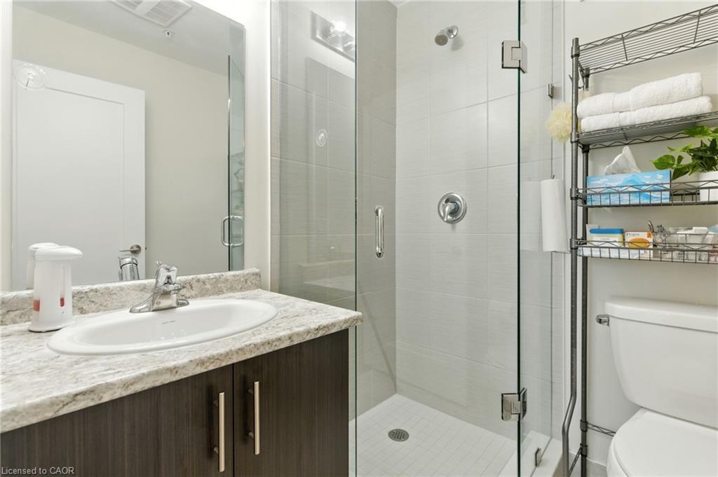 803-16 Concord Place, Grimsby, ON - Indoor Photo Showing Bathroom