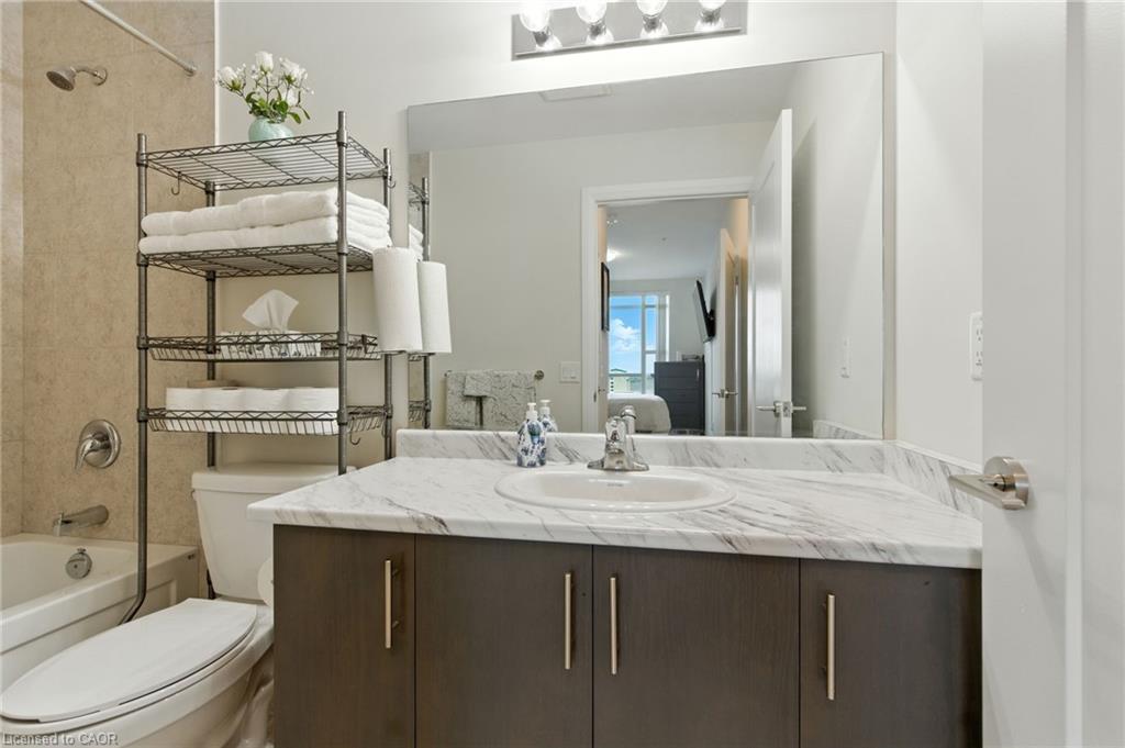 803-16 Concord Place, Grimsby, ON - Indoor Photo Showing Bathroom