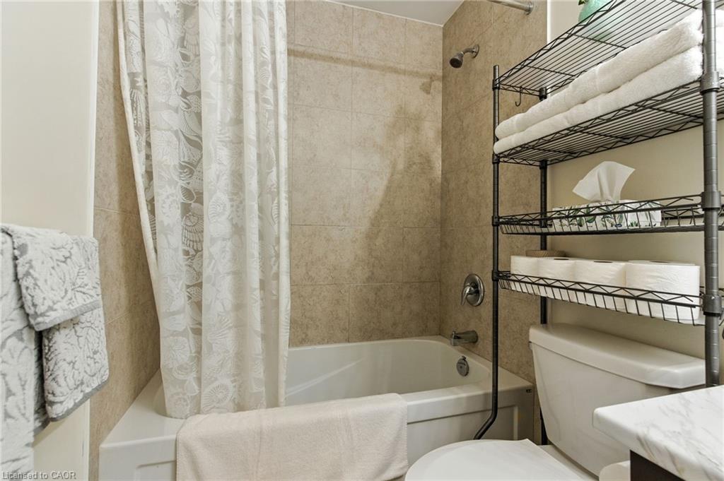 803-16 Concord Place, Grimsby, ON - Indoor Photo Showing Bathroom